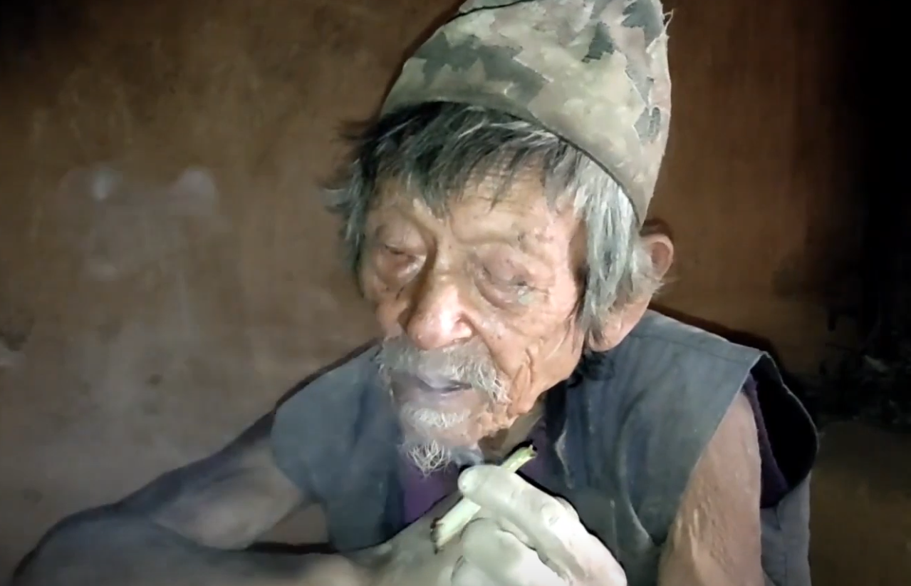 尼泊尔穷到什么程度(尼泊尔有多穷?100岁老人辛苦劳作,吃穿都发愁)