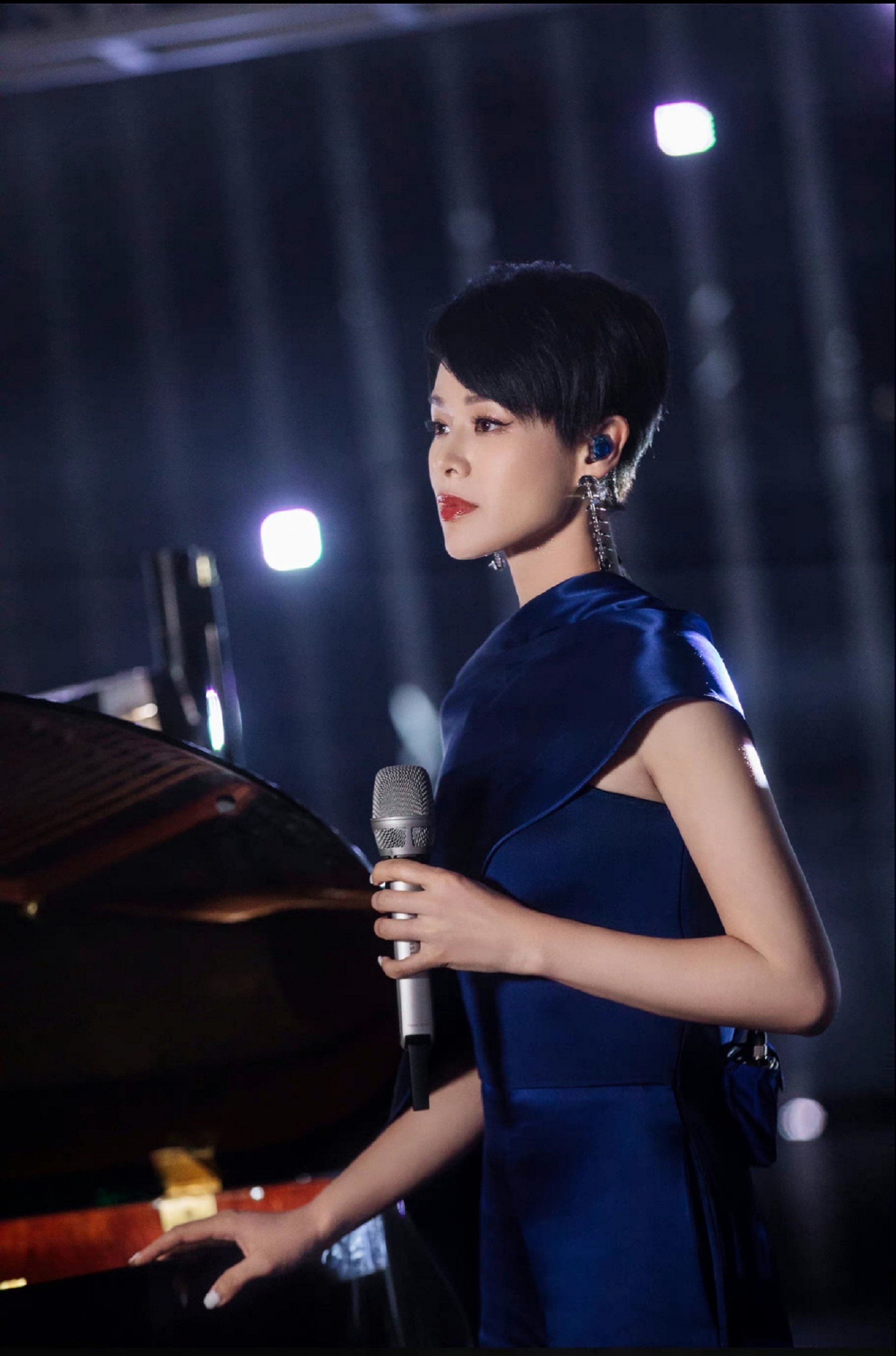 胡杏儿身着 ST. JOHN 深蓝色绸缎连体裤