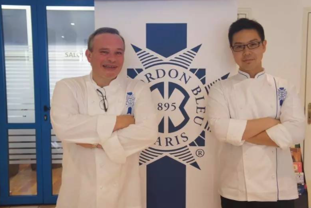 妻子是央视制作人，丈夫是老师，6旬夫妻退休后做面包火到了法国