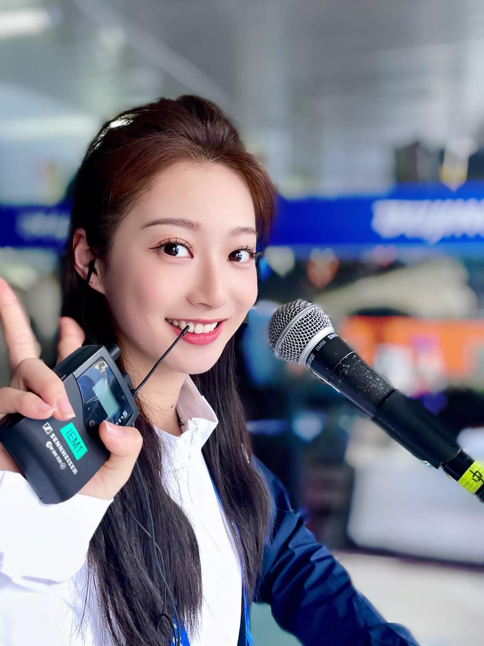 中传媒“校花”冯琳，成为冬奥会播报员，现场照片太美了