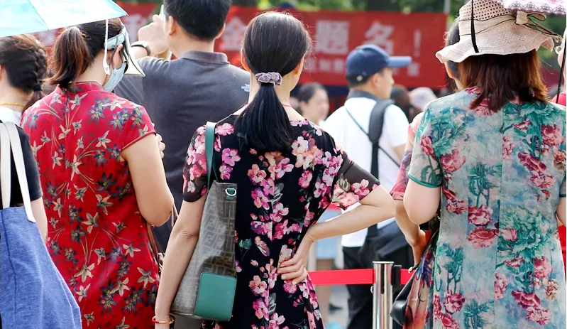家长陪同高考时，要不要准备旗袍和鲜花，老师坦言不是你想的那样