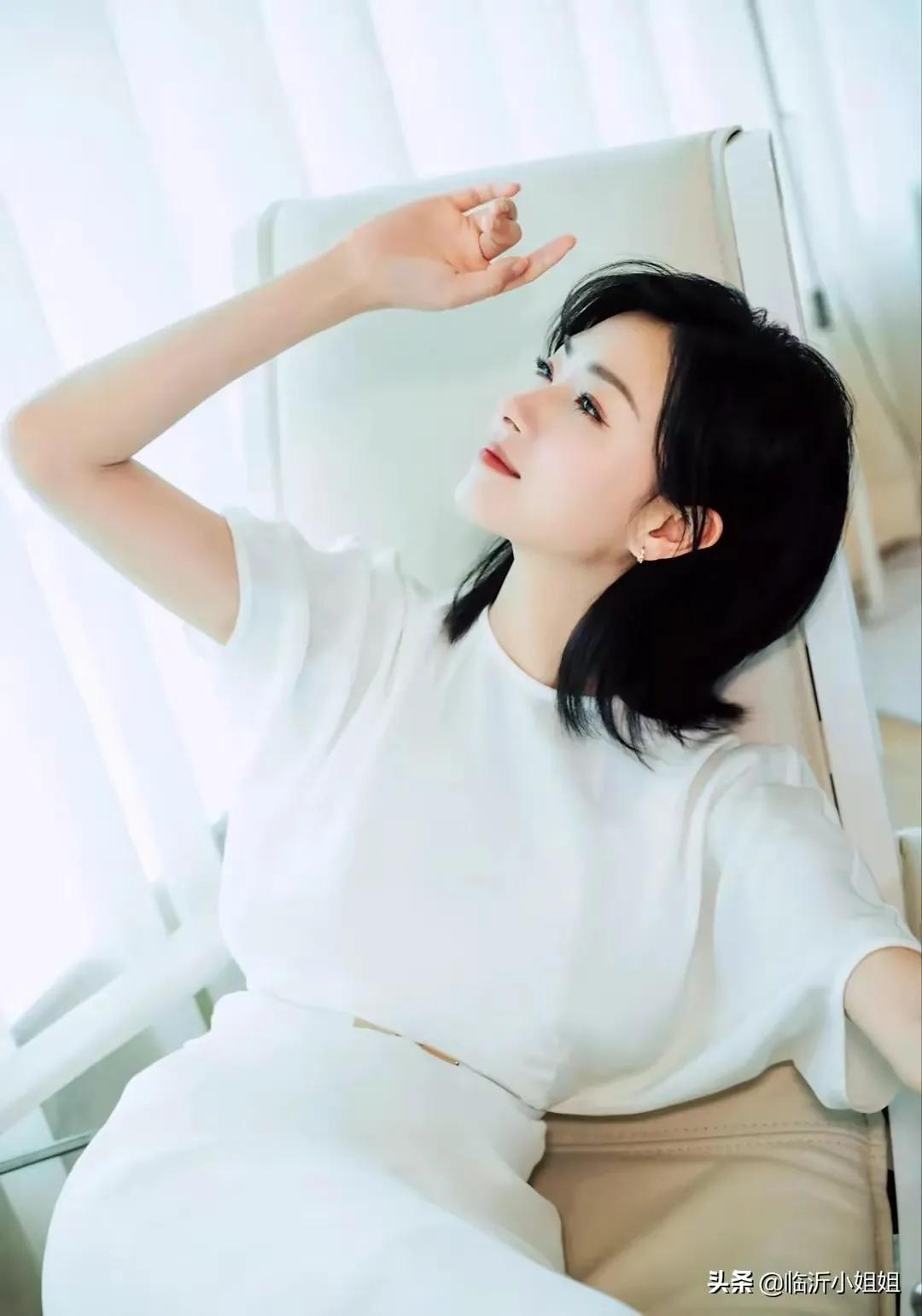 金晨少有的粉色西服套裙干练有型，杨幂彩虹针织毛衣温婉典雅