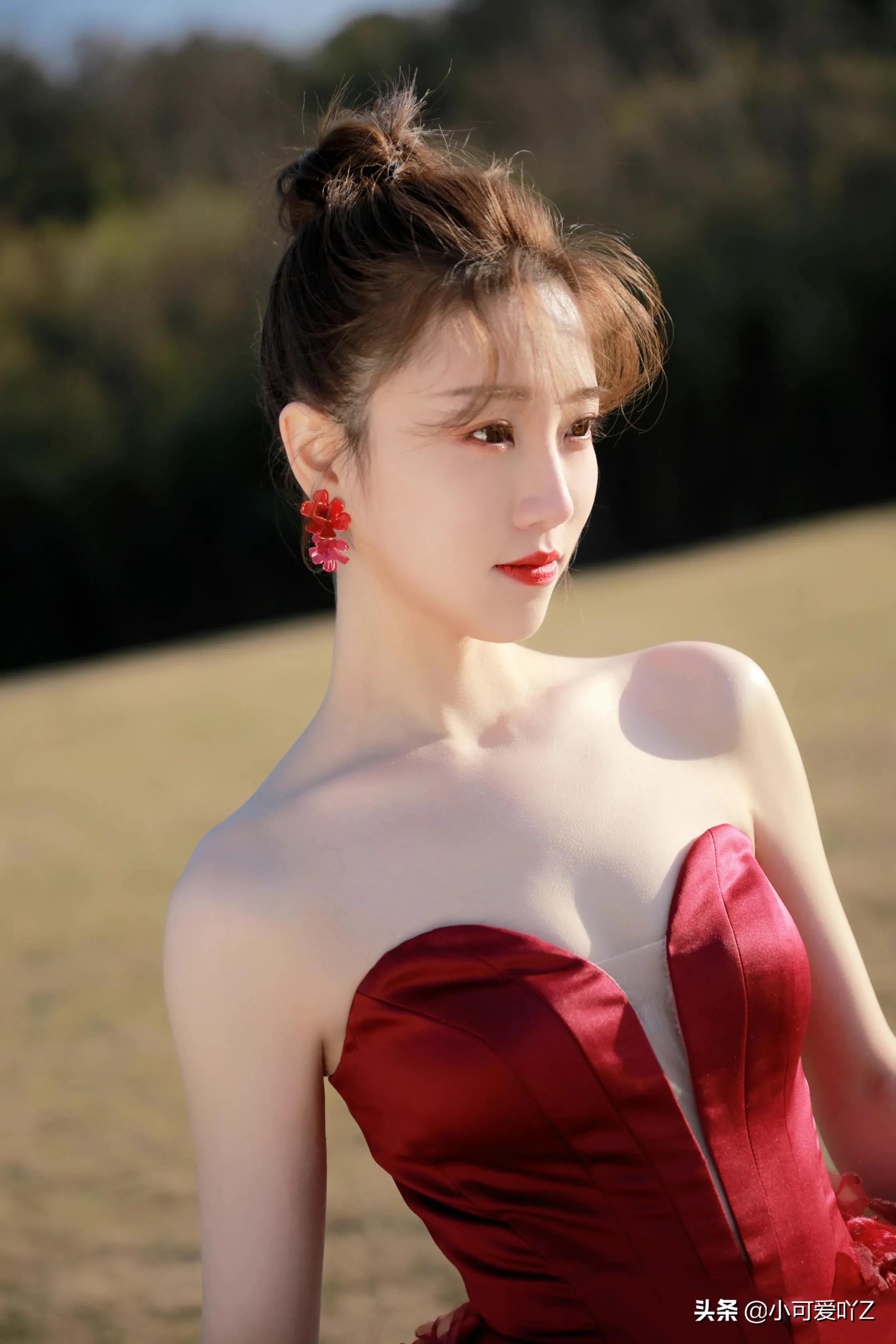 张纯烨，红粉蓝绿黑裙装，各有各的惊艳美丽