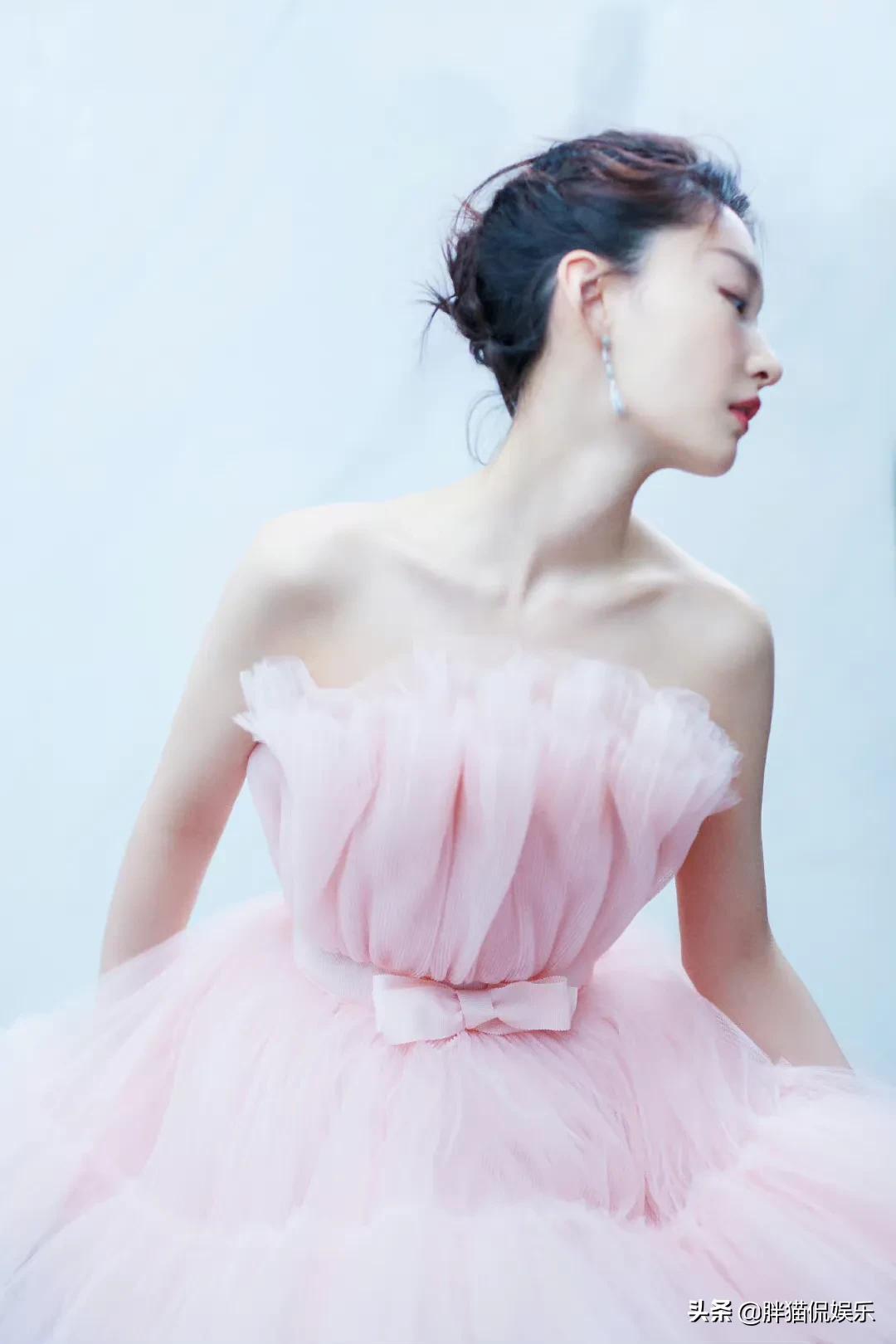周冬雨一身粉色长裙化身美丽小天鹅，虽然不惊艳却很耐看