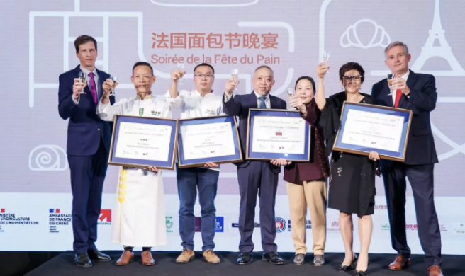 妻子是央视制作人，丈夫是老师，6旬夫妻退休后做面包火到了法国