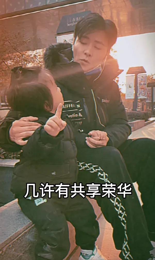 蔡少芬带三娃出行好操心，2岁儿子坐婴儿车超酷，俩女儿乖巧懂事