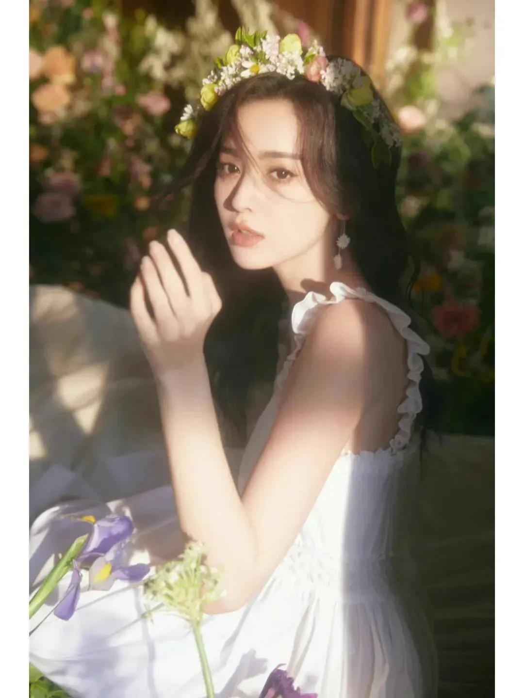 古力娜扎穿初恋白吊带裙，让人无法拒绝的纯美，汇聚仙气与活力