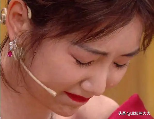 毛晓彤：曾被父亲抛弃扔进垃圾桶，成名后父亲向她要5000万赡养费