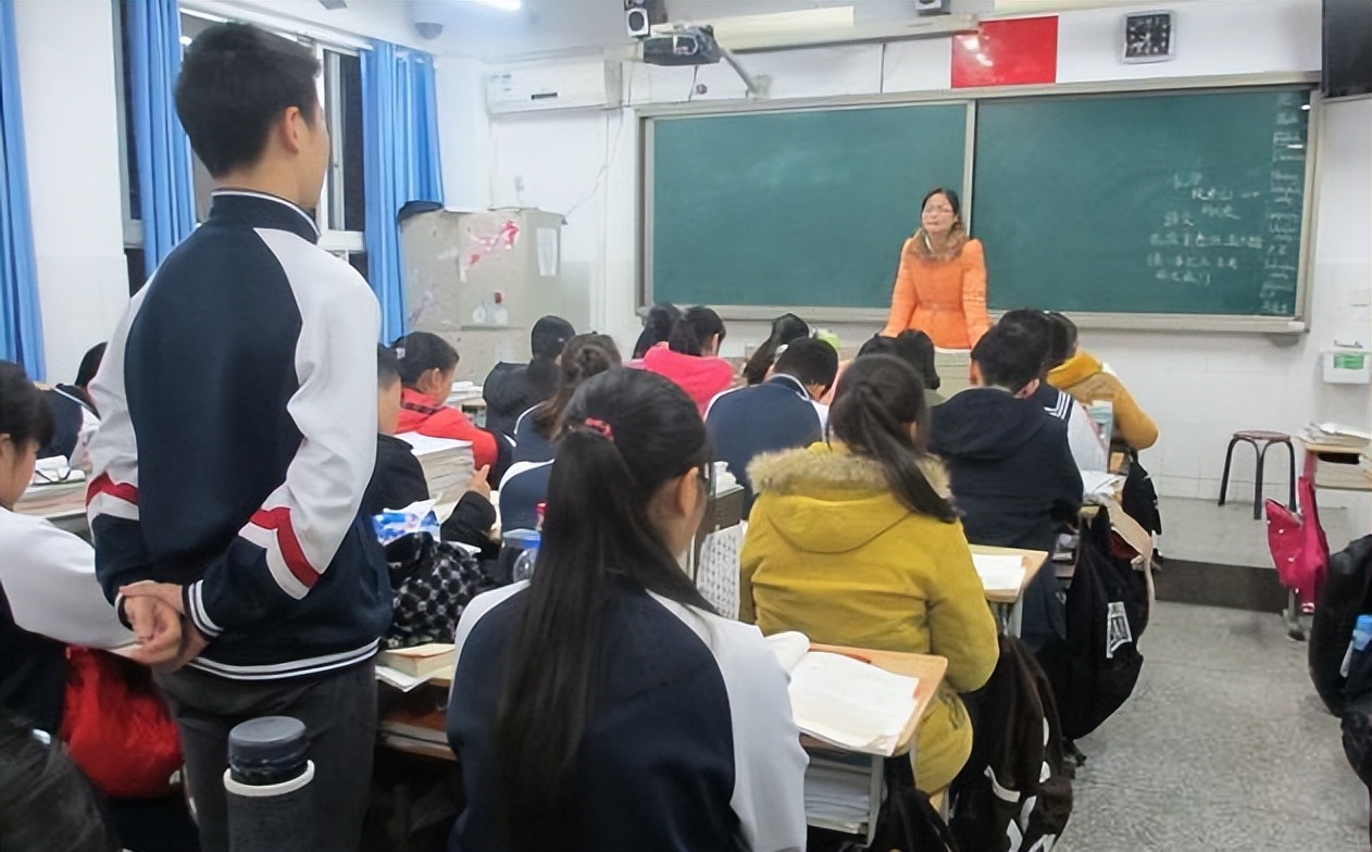 三名老师“盯上”校长种的草莓，偷吃过程不断反转，结局笑翻众人