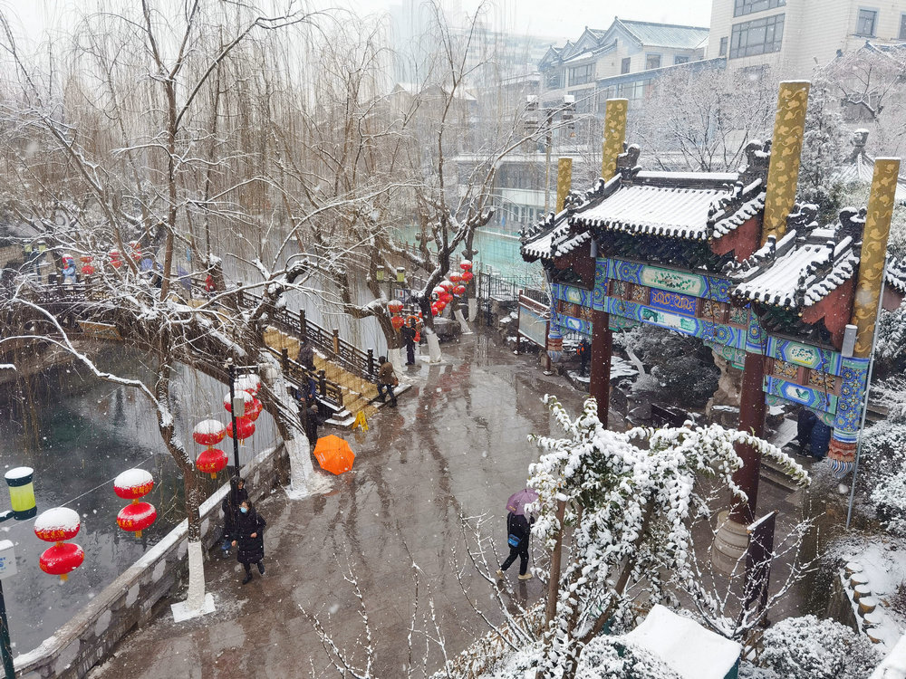 雪送祥瑞兆丰年：济南市民冒雪赏景