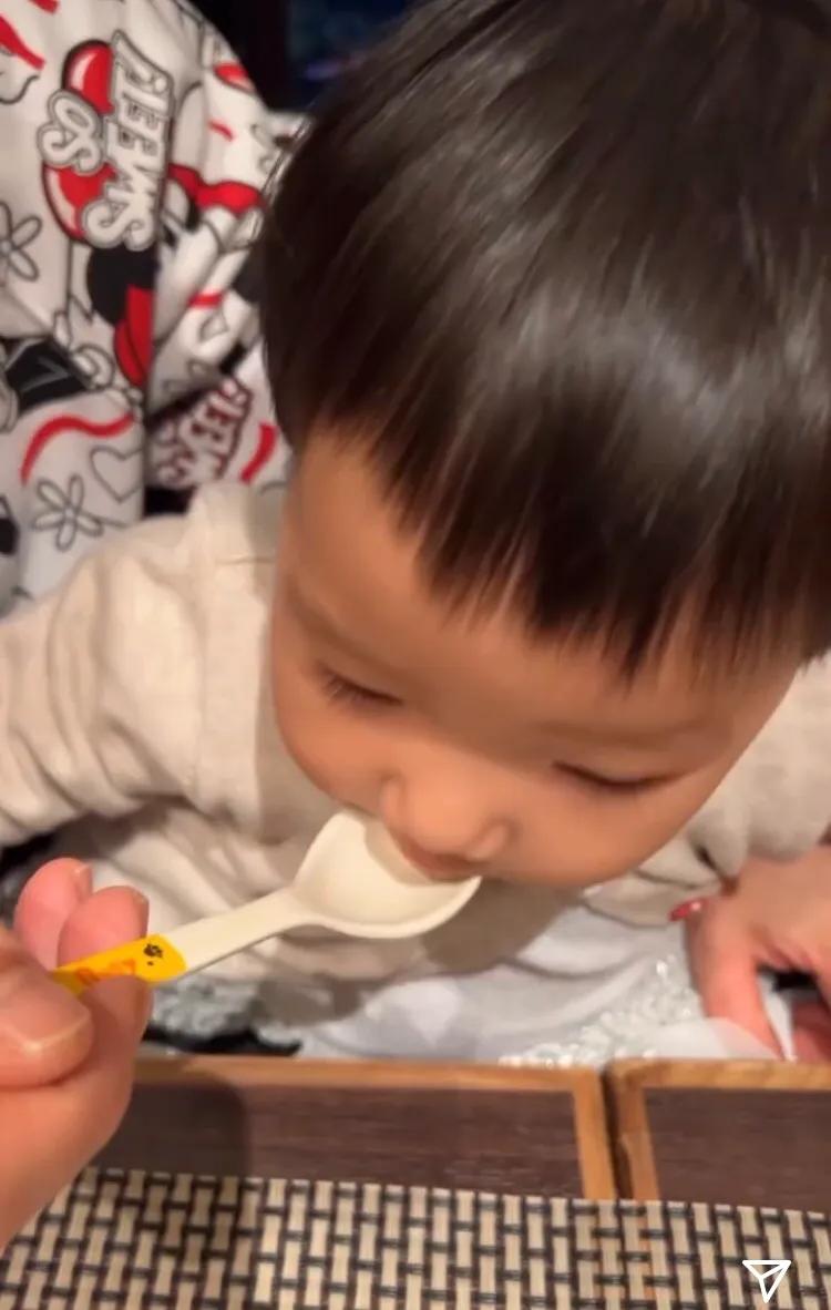 王祖蓝晒全家福为老婆李亚男庆生，大女儿抢着吹蜡烛模样超可爱