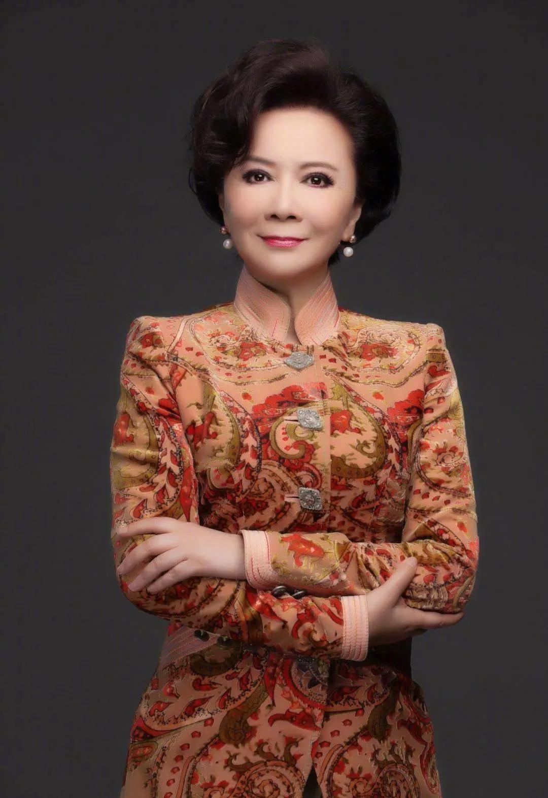 演员蔡明,收小情书收来一个老公,结婚37年零绯闻