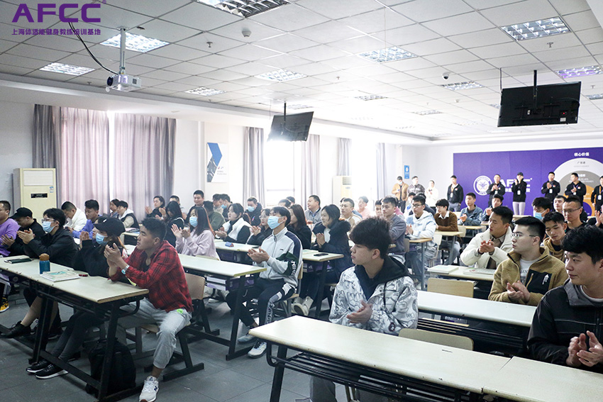 报名健身教练培训（报考健身教练证多少钱呢）