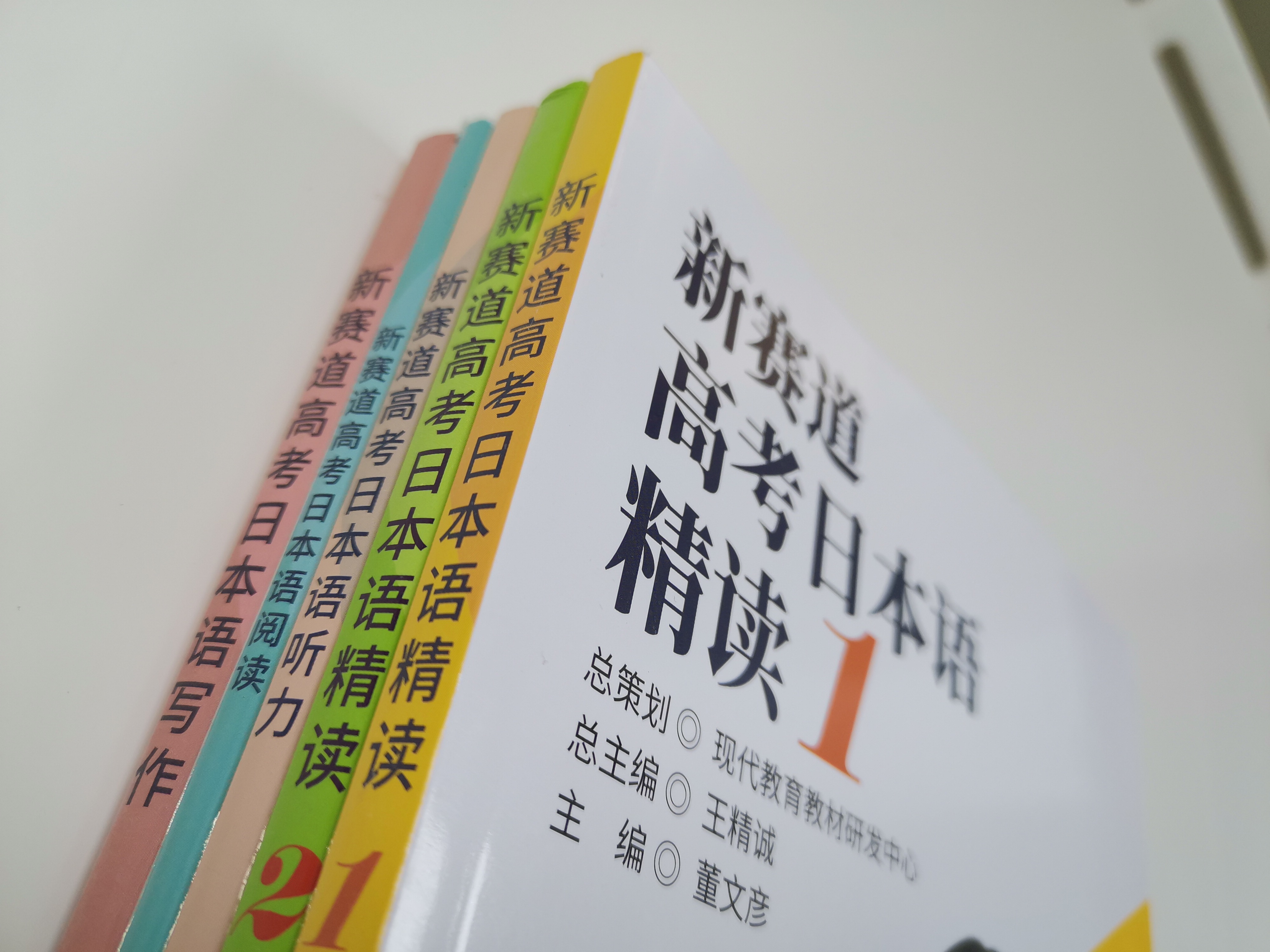 在语言学中日语属于黏着语,相比于汉语这种孤立语来说,差异还是很大的