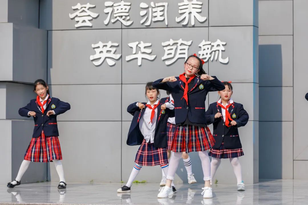 四川天府新区籍田小学隆重举行第九周升旗仪式