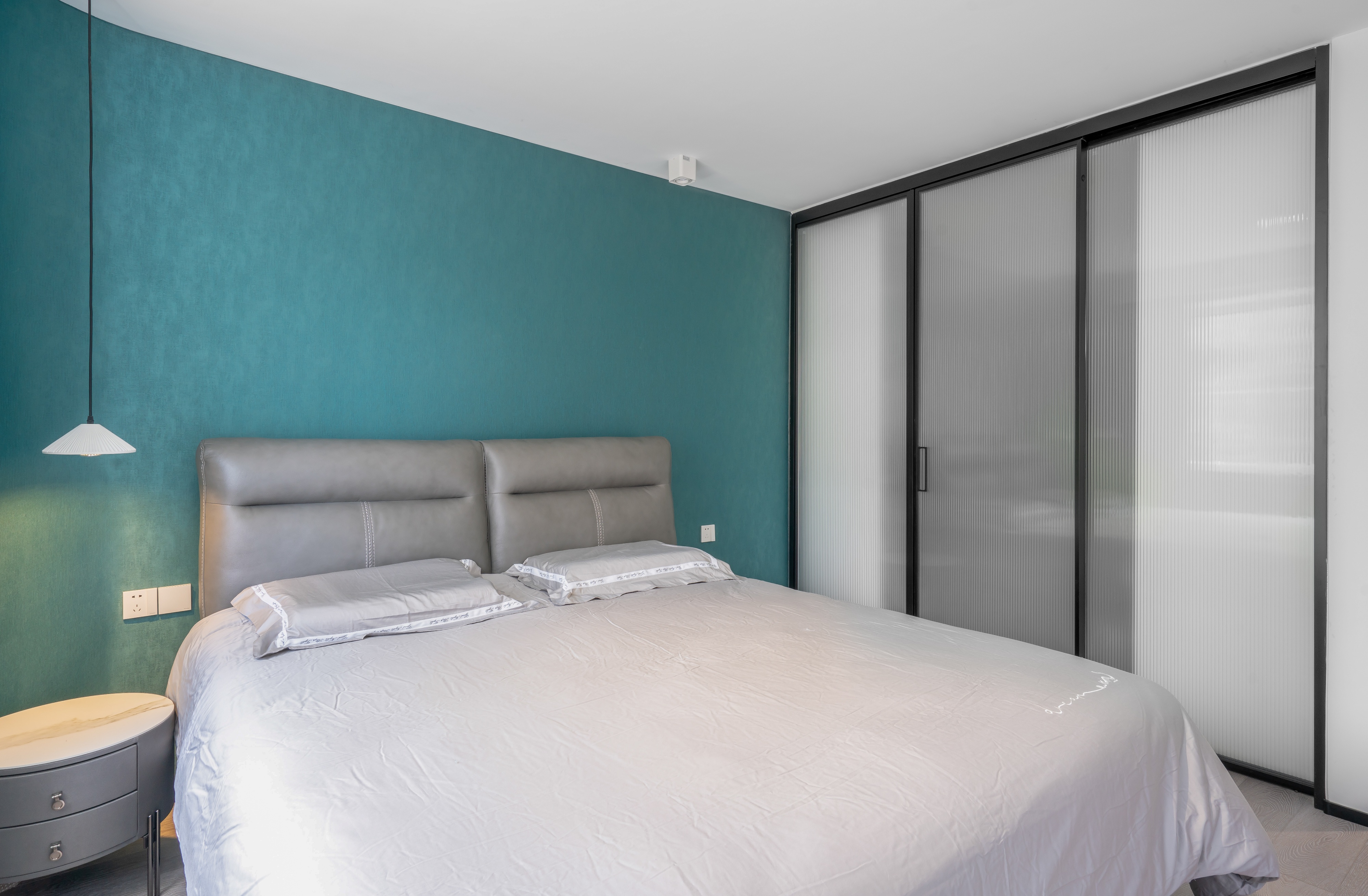 20年老房蜕变重生，为60+老夫妇打造黑白前卫家居