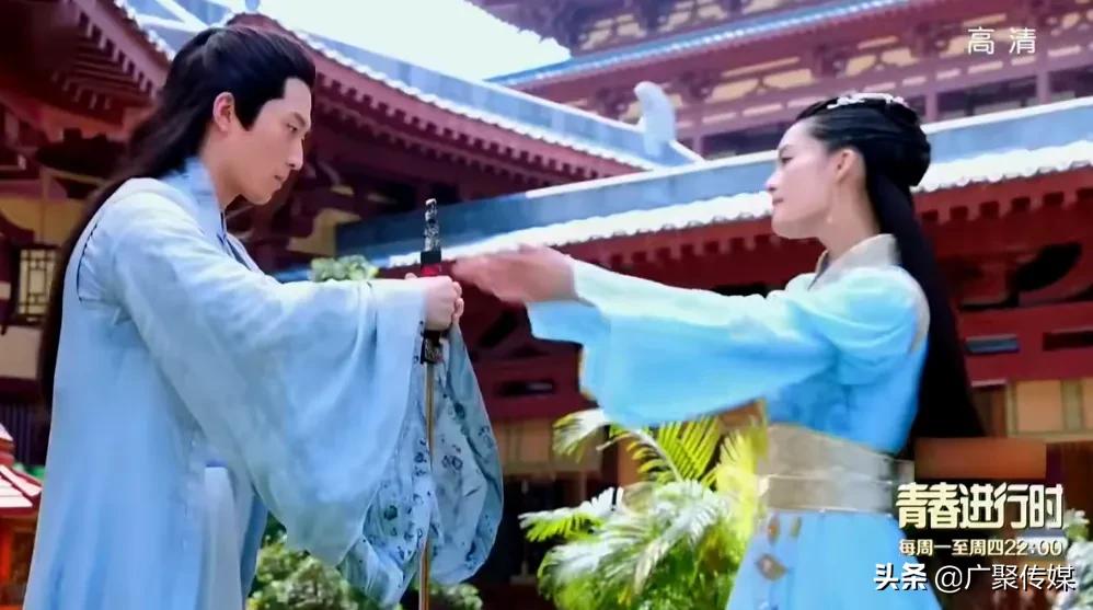 电视剧《楚乔传》：燕洵正在练剑，淳儿偷偷观看结果被燕洵发现了