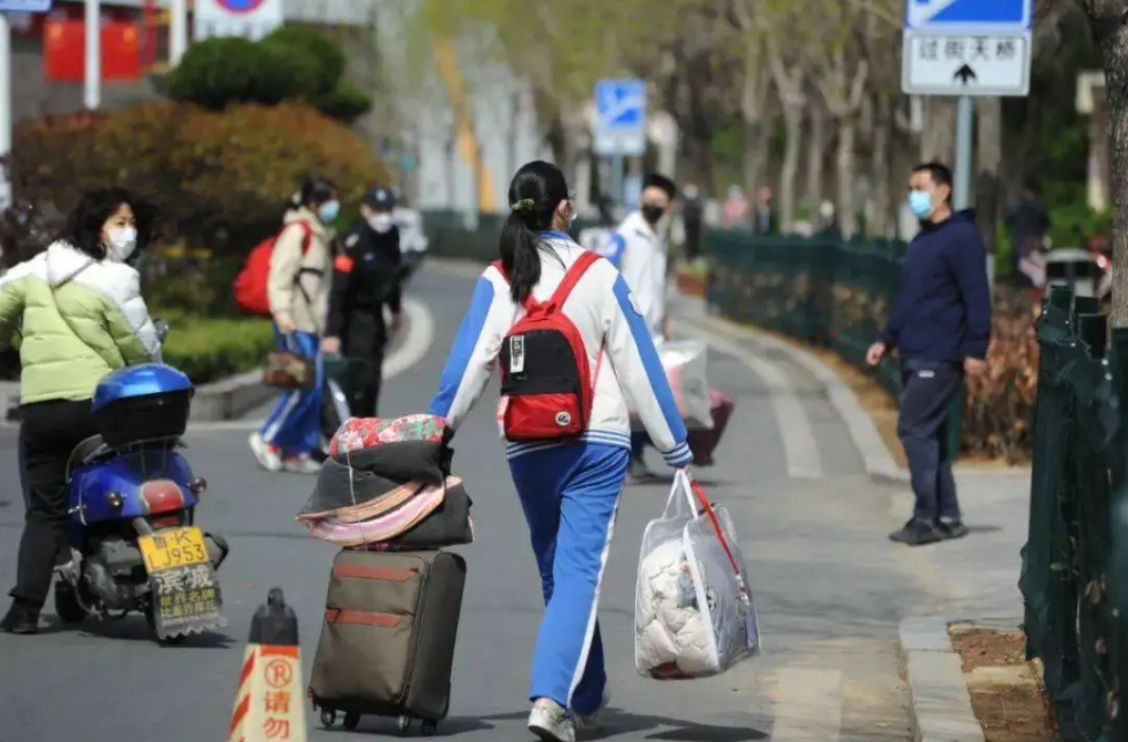 2022年高考已结束，班主任分享了经验，高中生到底该走读还是住宿