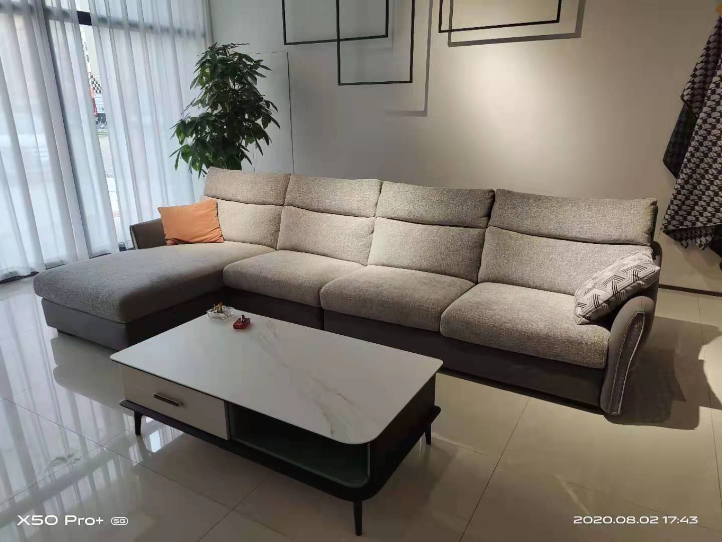 荣麟、芝华仕、顾家家居、左右、全友等，其中芝华仕是皮沙发的龙头老大。选择自己喜欢的款式和颜色。
