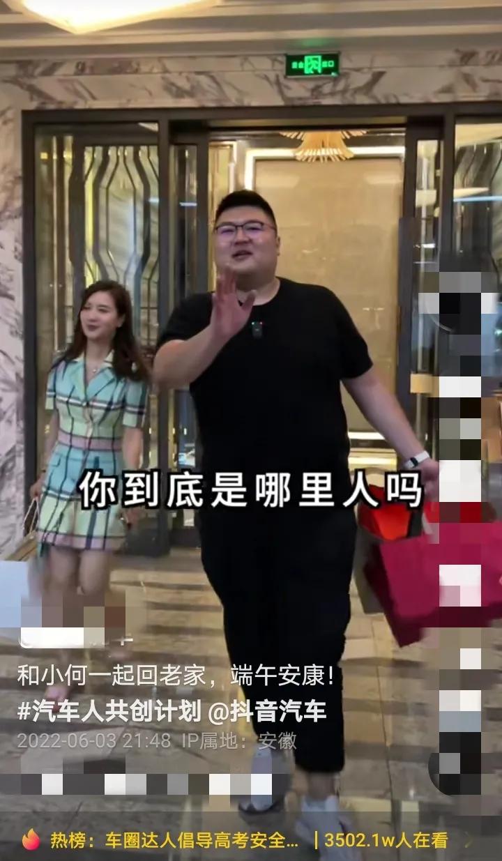 猴哥自曝家境：是草根，不是有钱人，娶到何钰欣是高攀了