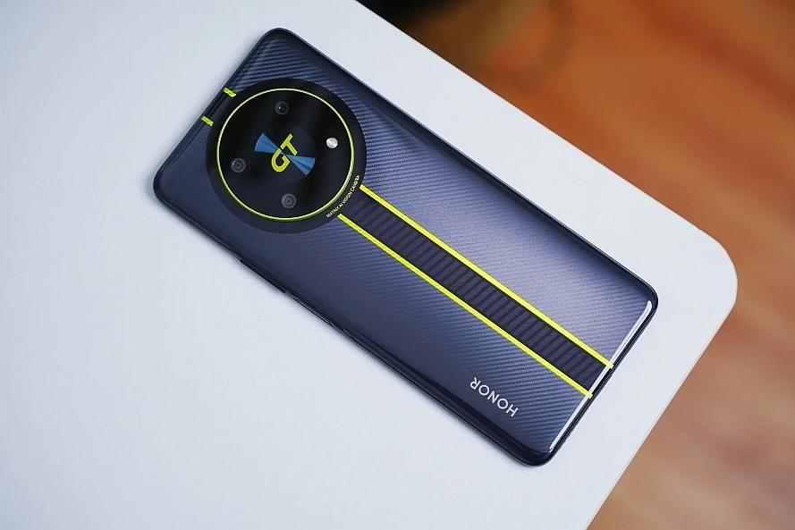 覆盖立体散热系统,双扬声器,线性马达,游戏体验还行;后置主摄三星gw3