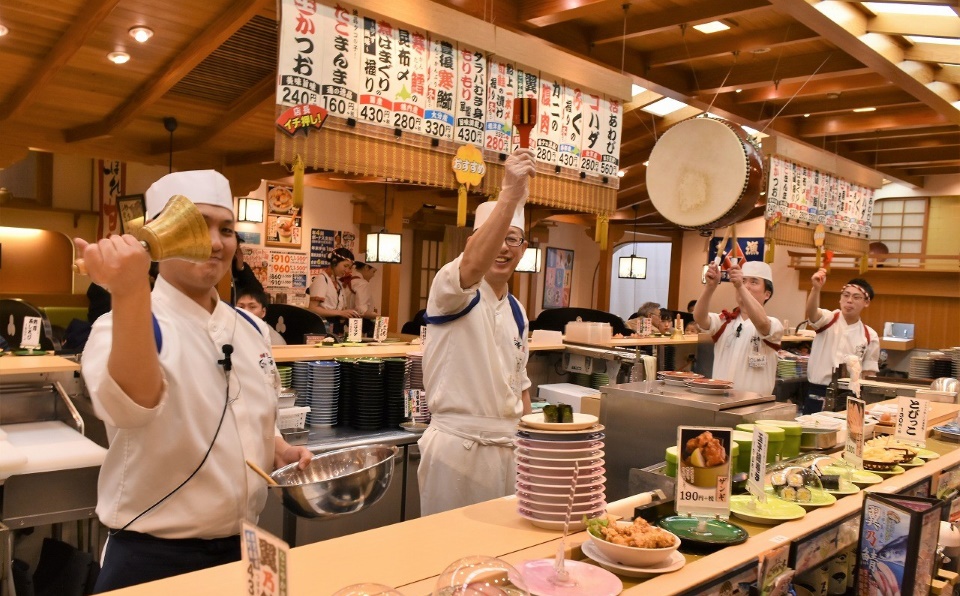 在正宗的回转寿司店里用餐是种什么体验？回转寿司美食指南来了