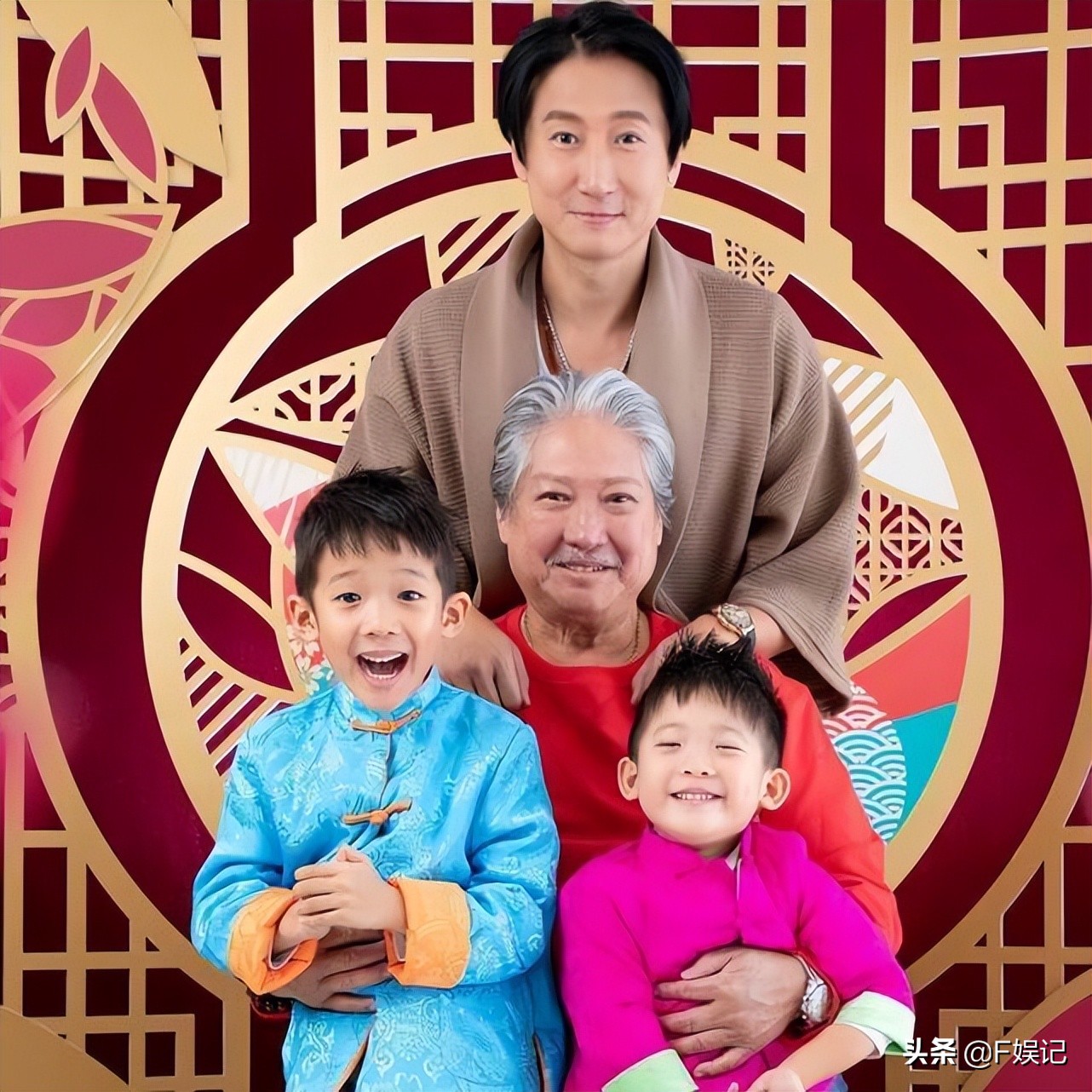 周家蔚终于带两个儿子和洪天明团聚 一家人一起玩电子游戏很温馨