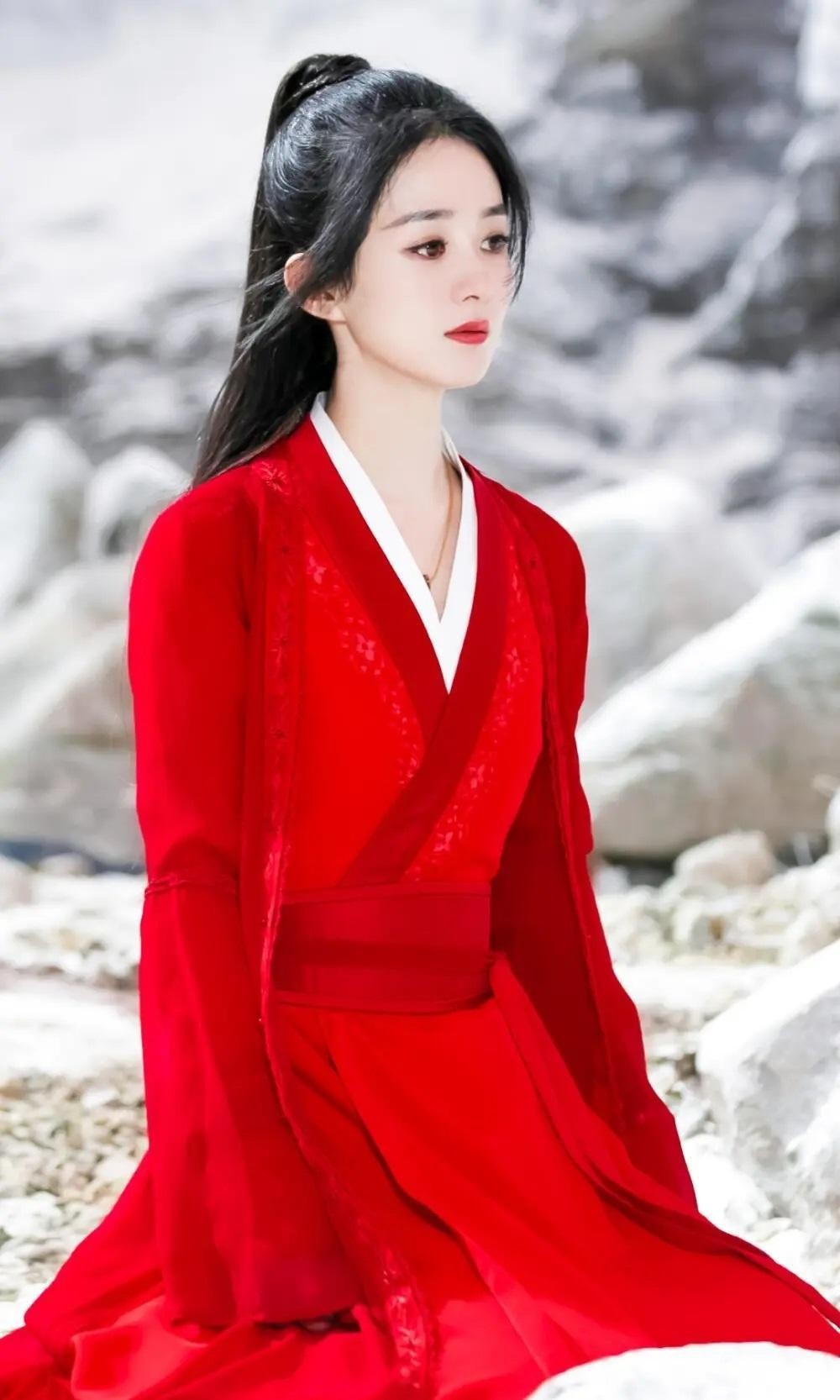 同样是“红衣造型”，杨幂娇俏像少女，赵丽颖霸气十足