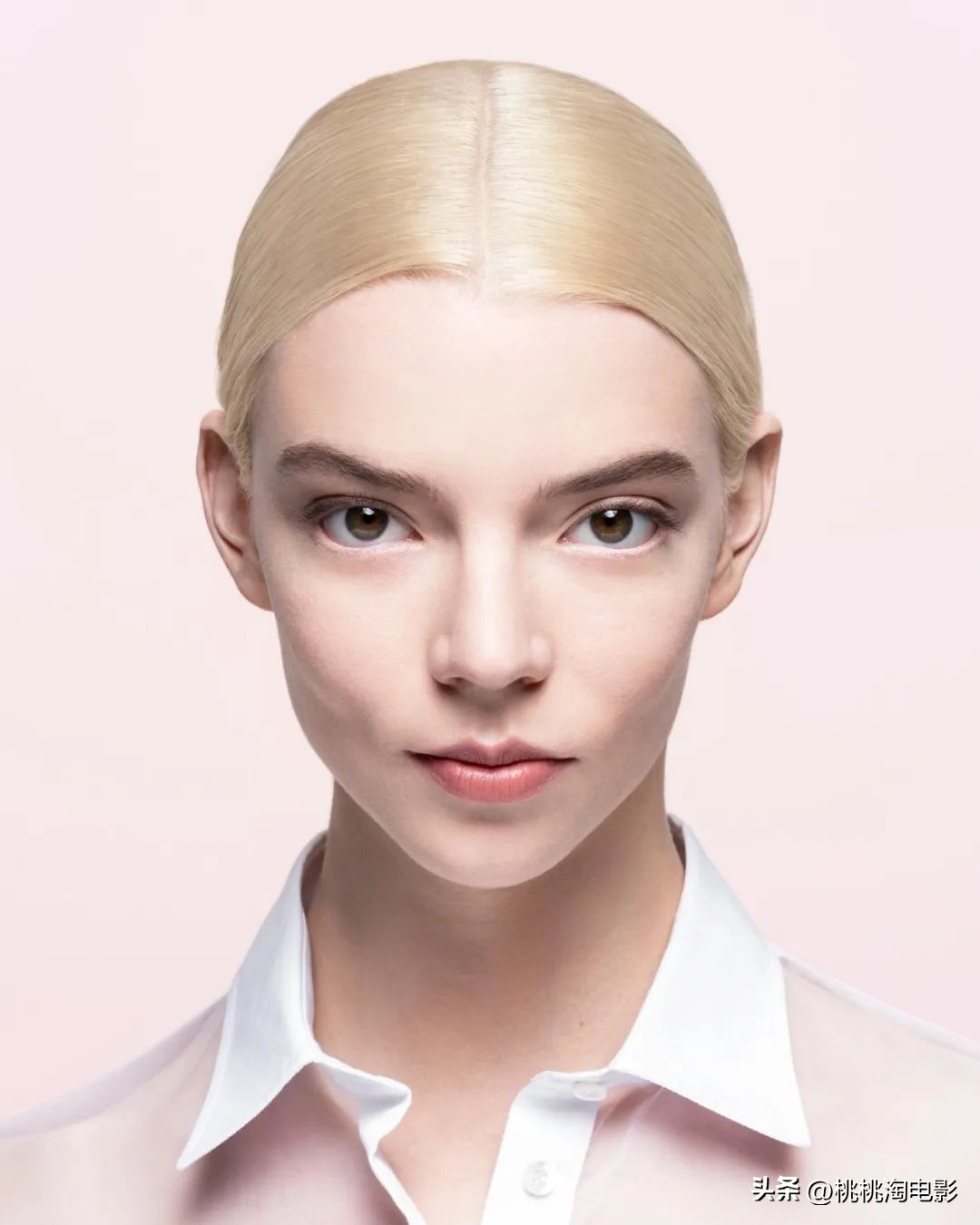 安雅·泰勒-乔伊澳版《VOGUE》封面大片，气质特别的精灵公主