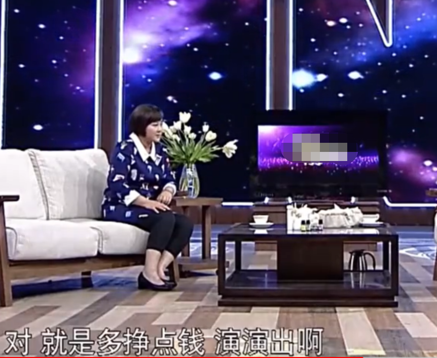 冯巩与闫学晶演夫妻，眼袋松弛脸上色斑太抢镜，车子被剐蹭倒贴钱