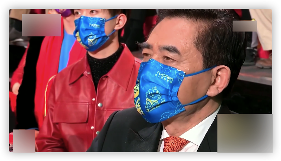 虎年春晚台下明星：王源吉克隽逸挤一把椅子，陈宝国隔口罩抠鼻子