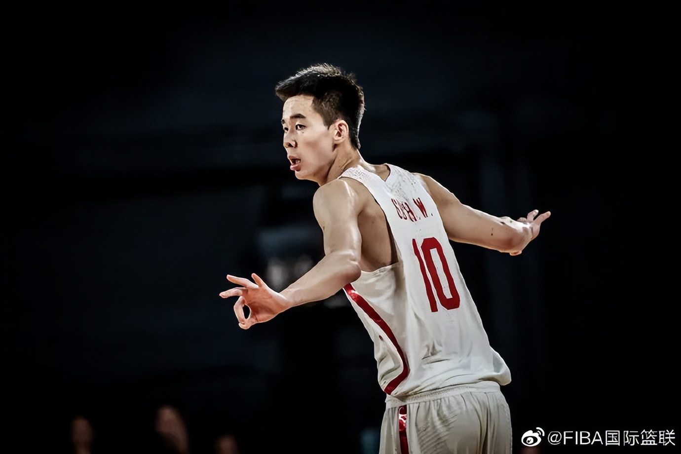 中国进入nba有哪些球员(FIBA国际篮联官方晒出参加过NBA选秀的中国球员照片)