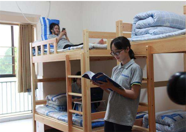 寒假将至，多所高校却通知“封校”，学生也要“就地过年”？