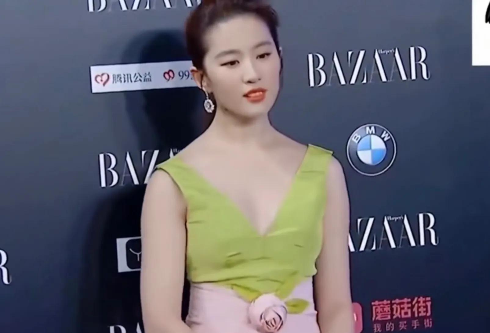 34岁的刘亦菲到底有多美，看呆台下一众明星