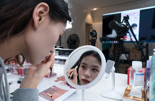 2022年轻人消费观彻底变了，天猫京东唯品会被重新定位