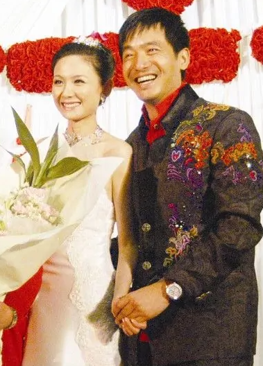 程莉莎晒合照为郭晓冬庆生，儿子带老爸去游乐园，生日礼物有新意