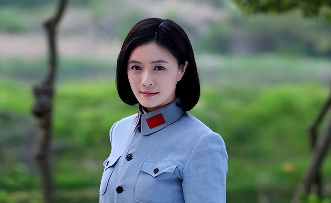 她曾是演艺圈的新星，事业当红未婚先孕，独自艰难带娃惹人怜