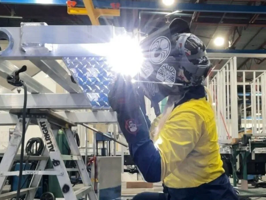 加拿大华裔女生读完MBA竟选择当技工！