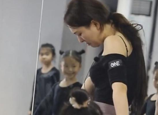 拉丁舞老师的“魔性教学”，全程激情澎湃，宝爸抢着接送孩子