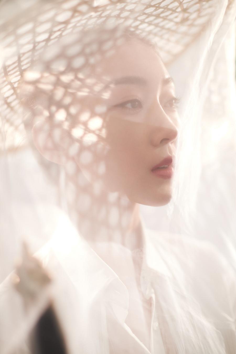 宣璐头戴轻纱斗笠身着白色长裙手拿折扇古风