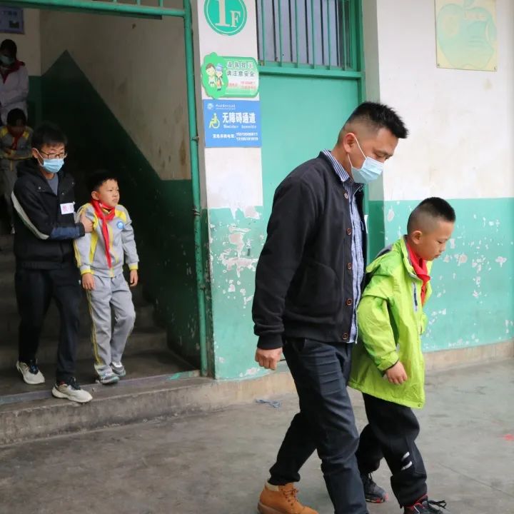 ��ɽ���ڶ�ʮ��Сѧ��չͻ��ʳ���ж�Ӧ������