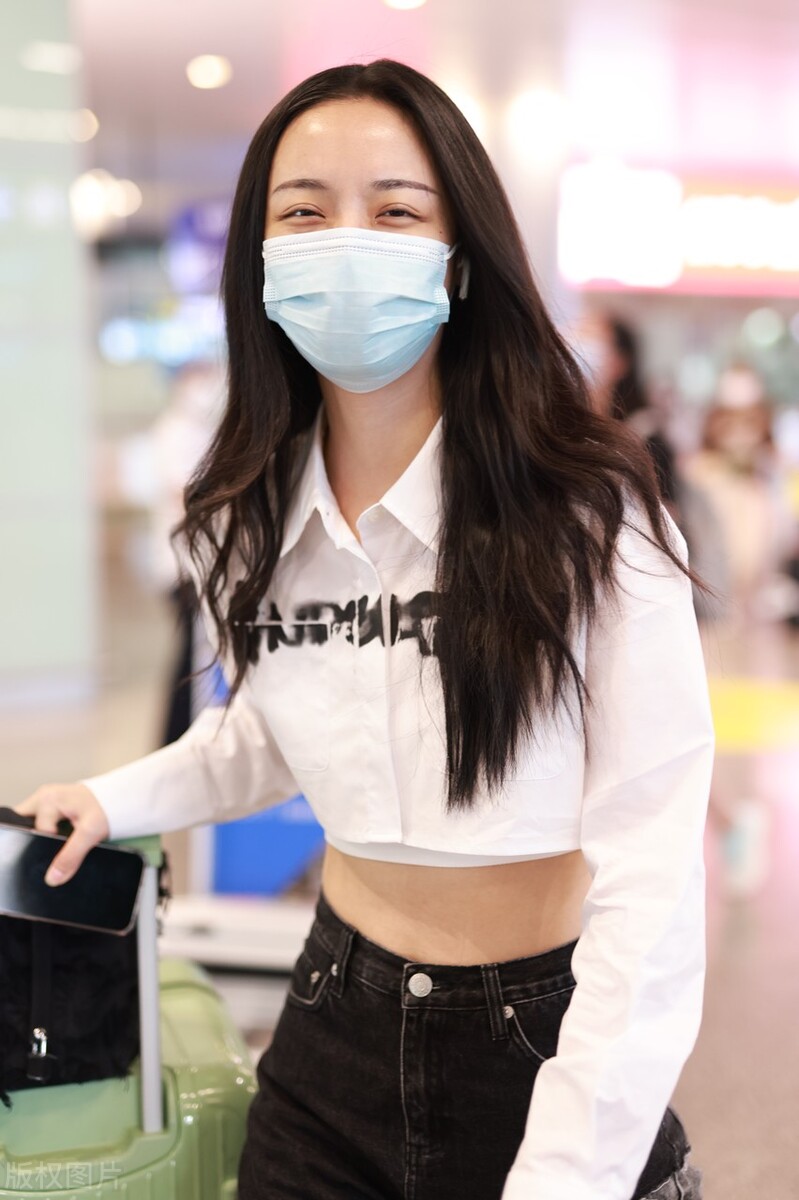 街拍：李莎旻子白色字母印花衬衫+破洞阔腿牛仔裤+拖鞋随性休闲