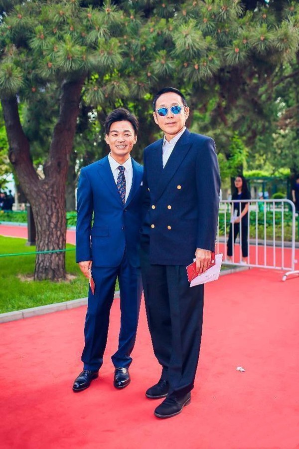 67岁陈道明状态真好！小麦肤色穿中山装，一头白发也难掩抖擞精神