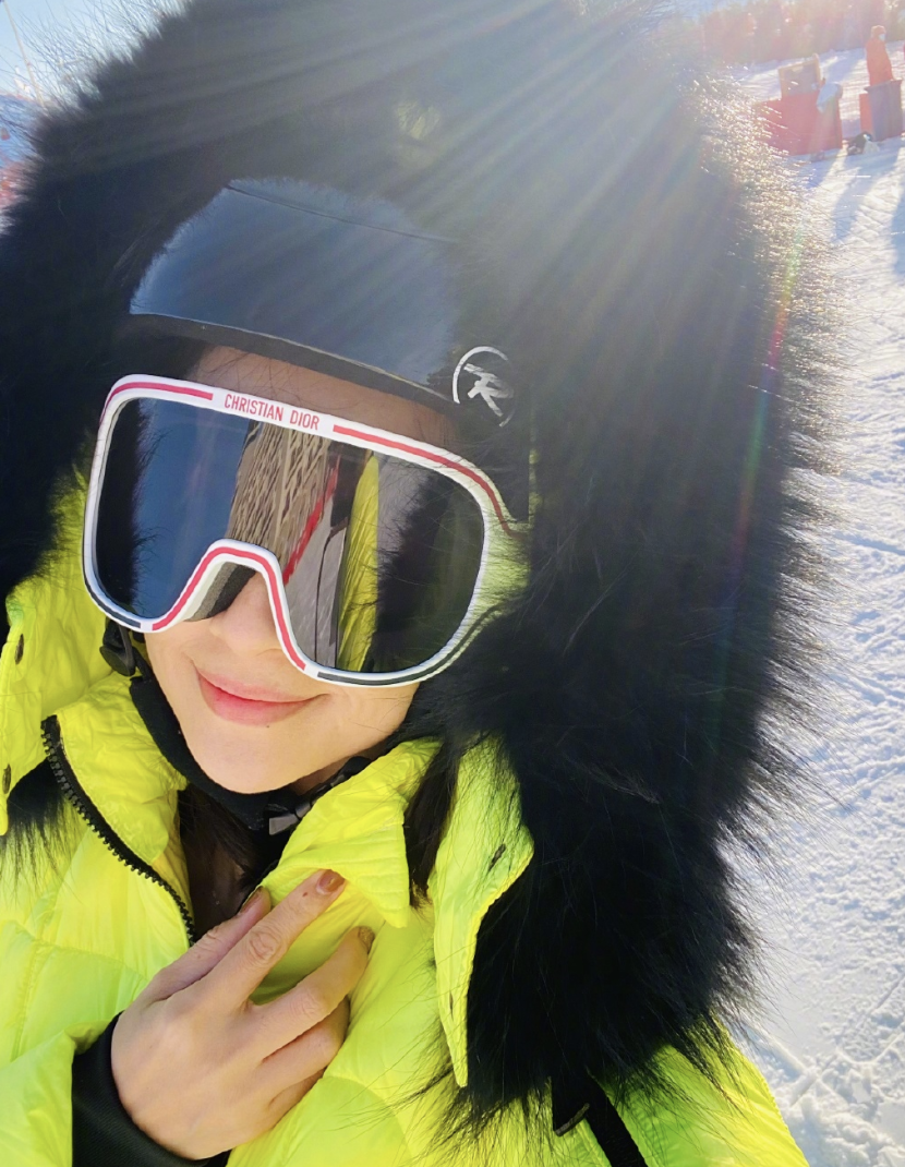 章子怡带女儿滑雪，醒宝用一天半时间掌握技能，单手叉腰很神气