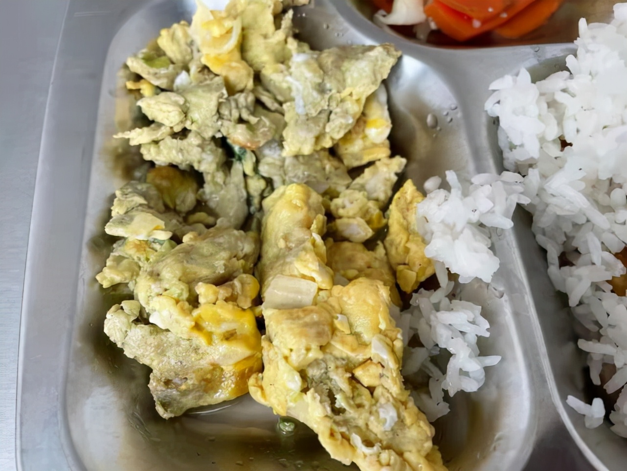 打工人的身不由己之：食堂菜“食之无味，弃之浪费”