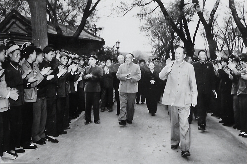 毛主席如何评价邓小平？在纸上写下3字评价，周总理会意后加一字