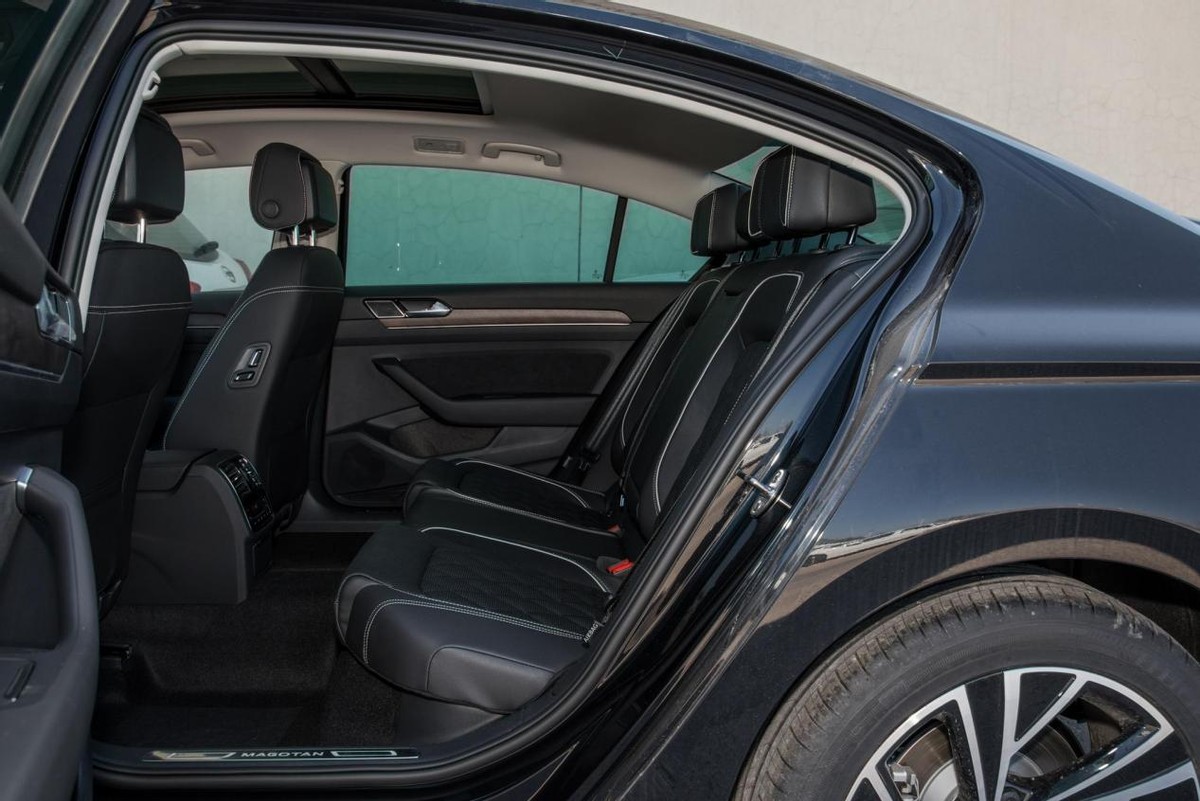 轴距2871mm，外观沉稳大气，内饰精致有内涵，试驾大众迈腾