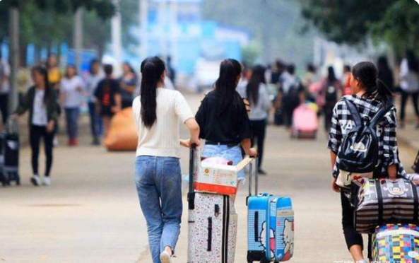 大学生上课背什么书包（女大学生返校行李箱装满）