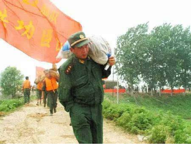 战斗英雄丁晓兵：亲手斩断右臂，插在腰间回国，享左手军礼特权