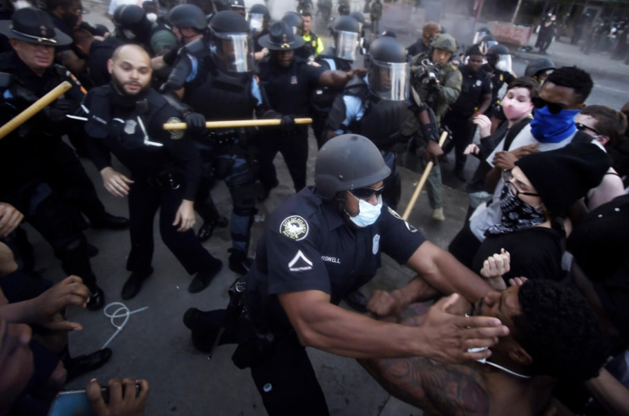 ��ӥ��̯���ˣ�Ϊ����ս�������������ܶ��й�ʾ����һ���㶼����